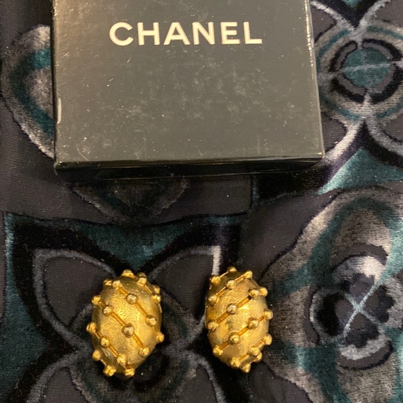 COPY - Vintage CHANEL Earrings - Picture 1 of 3